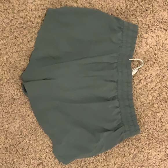 Vuori size large Lightweight, ultra stretch performance woven facbric - Picture 4 of 7